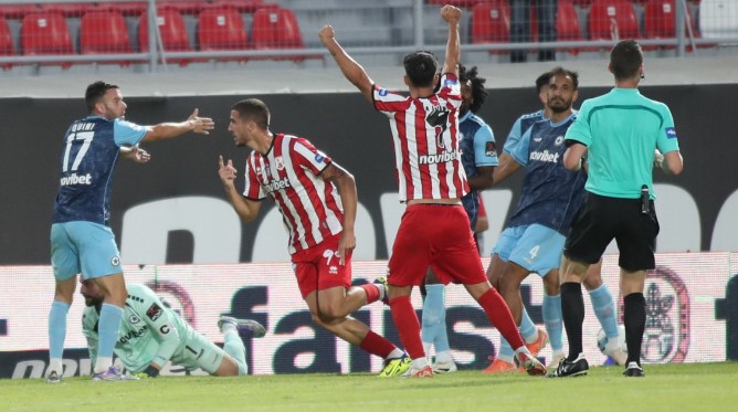 ΠΑΝΣΕΡΡΑΪΚΟΣ: «ΜΟΙΡΑΣΙΑ» ΜΕ ΤΟΝ ΑΤΡΟΜΗΤΟ, ΕΜΕΙΝΑΝ ΣΤΟ 1-1 ΓΙΑ ΤΗΝ 4η ΑΓΩΝΙΣΤΙΚΗ ΤΗΣ Stoiximan Super League 2025-2026