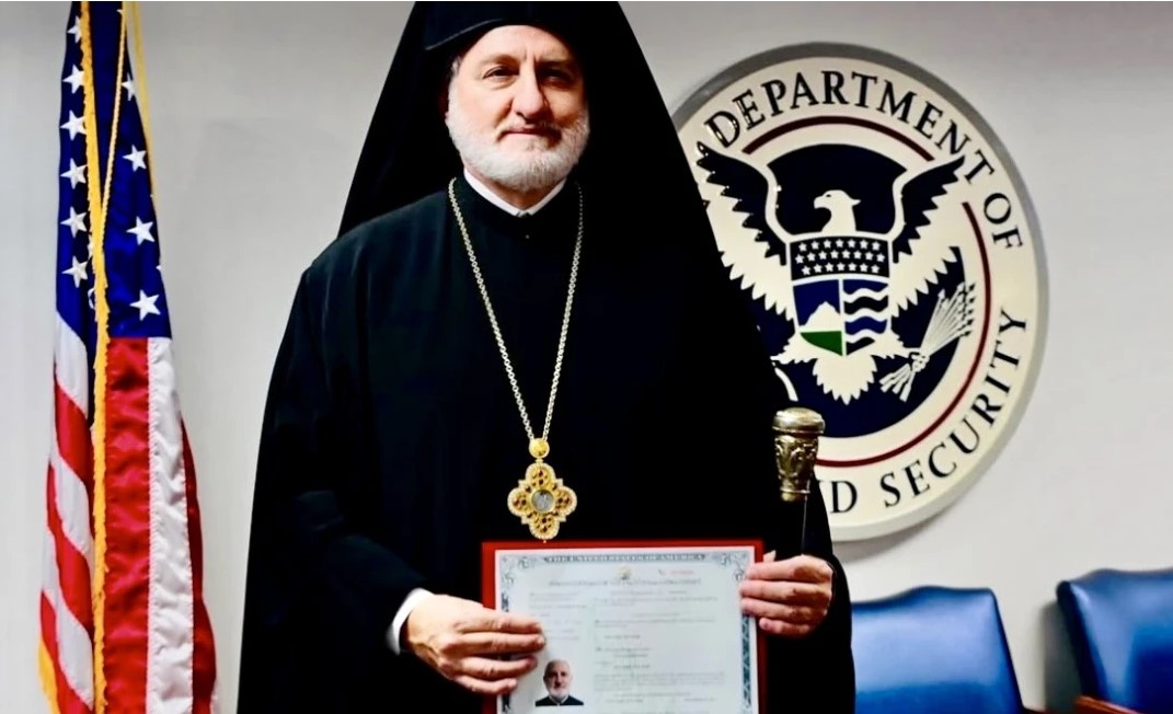 ΑΜΕΡΙΚΑΝΟΣ ΠΟΛΙΤΗΣ ΕΓΙΝΕ Ο ΑΡΧΙΕΠΙΣΚΟΠΟΣ ΑΜΕΡΙΚΗΣ ΕΛΠΙΔΟΦΟΡΟΣ