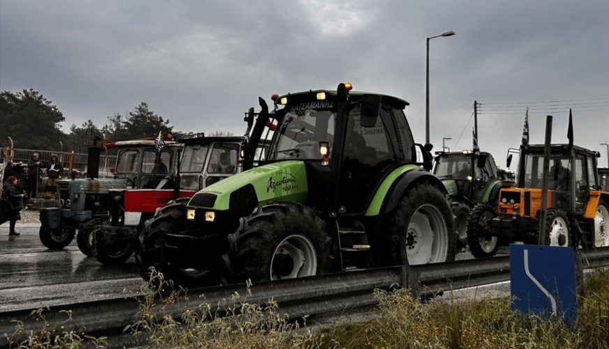 ΠΡΟΣ ΠΡΟΜΑΧΩΝΑ ΜΕ ΤΑ ΤΡΑΚΤΕΡ ΟΙ ΣΕΡΡΑΙΟΙ ΑΓΡΟΤΕΣ