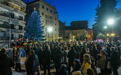 ΟΙ ΝΕΟΙ ΤΗΣ ΕΚΚΛΗΣΙΑΣ ΤΩΝ ΣΕΡΡΩΝ ΦΩΤΑΓΩΓΗΣΑΝ ΤΟ ΧΡΙΣΤΟΥΓΕΝΝΙΑΤΙΚΟ ΔΕΝΤΡΟ ΤΟΥΣ