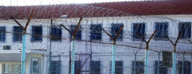 ΘΥΜΑ ΞΥΛΟΔΑΡΜΟΥ ΜΕΣΑ ΣΤΙΣ ΦΥΛΑΚΕΣ Ο 16ΧΡΟΝΟΣ ΠΟΥ ΤΡΑΥΜΑΤΙΣΕ ΘΑΝΑΣΙΜΑ ΤΟΝ 17ΧΡΟΝΟ ΣΤΙΣ ΣΕΡΡΕΣ