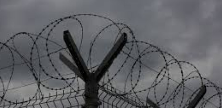 ΠΕΤΑΞΑΝ ΔΕΜΑ ΜΕ ΚΙΝΗΤΑ ΚΑΙ ΝΑΡΚΩΤΙΚΑ ΣΕ ΠΡΟΑΥΛΙΟ ΧΩΡΟ ΤΗΣ ΦΥΛΑΚΗΣ ΔΙΑΒΑΤΩΝ