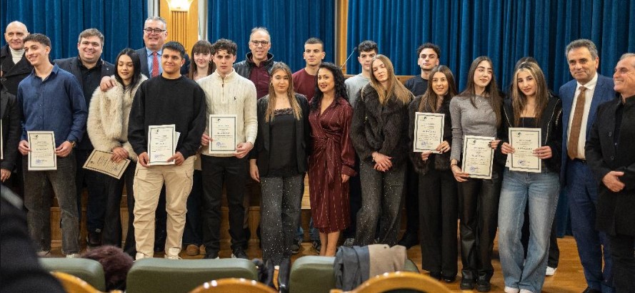 ΤΟ ΕΠΙΜΕΛΗΤΗΡΙΟ ΣΕΡΡΩΝ ΒΡΑΒΕΥΣΕ ΤΑ ΠΑΙΔΙΑ ΜΕΛΩΝ ΠΟΥ ΕΙΣHΧΘΗΣΑΝ ΣΤΗΝ ΤΡΙΤΟΒΑΘΜΙΑ ΕΚΠΑΙΔΕΥΣΗ