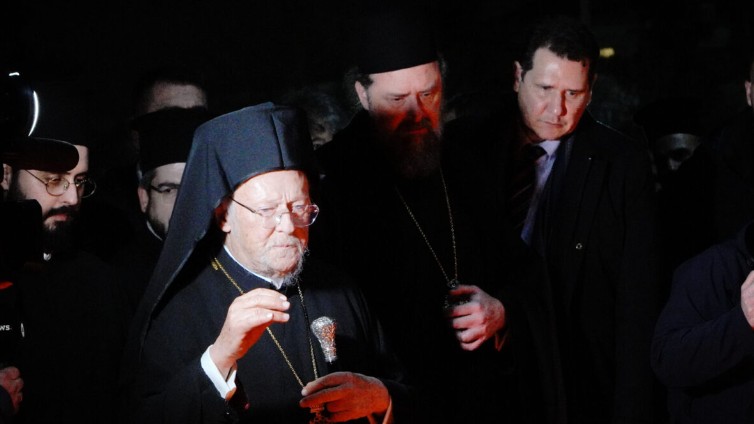 Ο ΟΙΚΟΥΜΕΝΙΚΟΣ ΠΑΤΡΙΑΡΧΗΣ ΕΠΙΣΚΕΦΘΗΚΕ ΤΟ ΓΗΠΕΔΟ ΤΗΣ ΤΟΥΜΠΑΣ ΚΑΙ ΕΞΕΦΡΑΣΕ ΤΑ ΣΥΛΛΥΠΗΤΗΡΙΑ ΓΙΑ ΤΟΥΣ ΦΙΛΑΘΛΟΥΣ ΤΟΥ ΠΑΟΚ