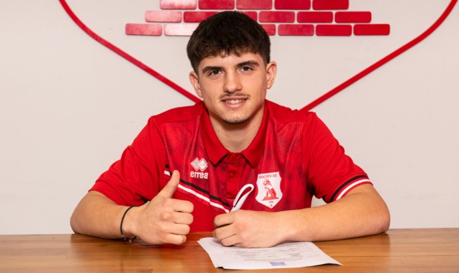 Ο 16ΧΡΟΝΟΣ ΓΙΑΝΝΗΣ ΤΣΙΛΙΓΓΙΡΗΣ ΥΠΕΓΡΑΨΕ ΕΠΑΓΓΕΛΜΑΤΙΚΟ ΣΥΜΒΟΛΑΙΟ ΣΤΟΝ ΠΑΝΣΕΡΡΑΪΚΟ