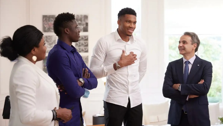 Ο ΓΙΑΝΝΗΣ ΑΝΤΕΤΟΚΟΥΝΜΠΟ ΤΙΜΗΘΗΚΕ ΜΕ ΤΟ ΕΥΡΩΠΑΪΚΟ ΤΑΓΜΑ ΑΞΙΑΣ ΣΤΟ ΣΤΡΑΣΒΟΥΡΓΟΥ ΜΕΤΑ ΑΠΟ ΠΡΟΤΑΣΗ ΤΟΥ ΚΥΡΙΑΚΟΥ ΜΗΤΣΟΤΑΚΗ