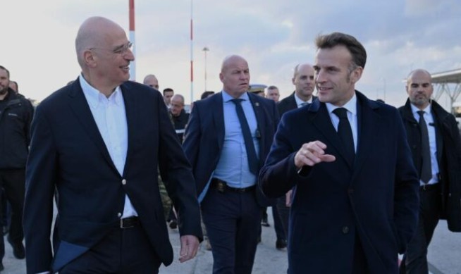 ΣΤΗ ΣΟΥΔΑ Ο ΕΜΑΝΟΥΕΛ ΜΑΚΡΟΝ – ΤΟΝ ΥΠΟΔΕΧΘΗΚΕ Ο ΝΙΚΟΣ ΔΕΝΔΙΑΣ