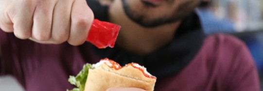 ΑΠΟ ΤΟΝ ΑΥΓΟΥΣΤΟ ΤΟΥ 2026 ΑΠΑΓΟΡΕΥΟΝΤΑΙ ΟΙ ΑΤΟΜΙΚΕΣ ΣΥΣΚΕΥΑΣΙΕΣ ΚΕΤΣΑΠ, ΜΑΓΙΟΝΕΖΑΣ ΚΑΙ ΑΛΑΤΙΟΥ ΣΤΑ ΕΣΤΙΑΤΟΡΙΑ