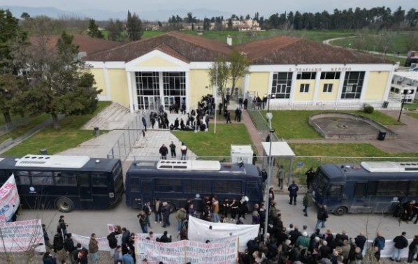 ΑΡΧΙΣΕ Η ΔΙΚΗ ΓΙΑ ΤΟ ΔΥΣΤΥΧΗΜΑ ΣΤΑ ΤΕΜΠΗ ΣΤΟ ΤΡΙΜΕΛΕΣ ΕΦΕΤΕΙΟ ΚΑΚΟΥΡΓΗΜΑΤΩΝ ΛΑΡΙΣΑΣ