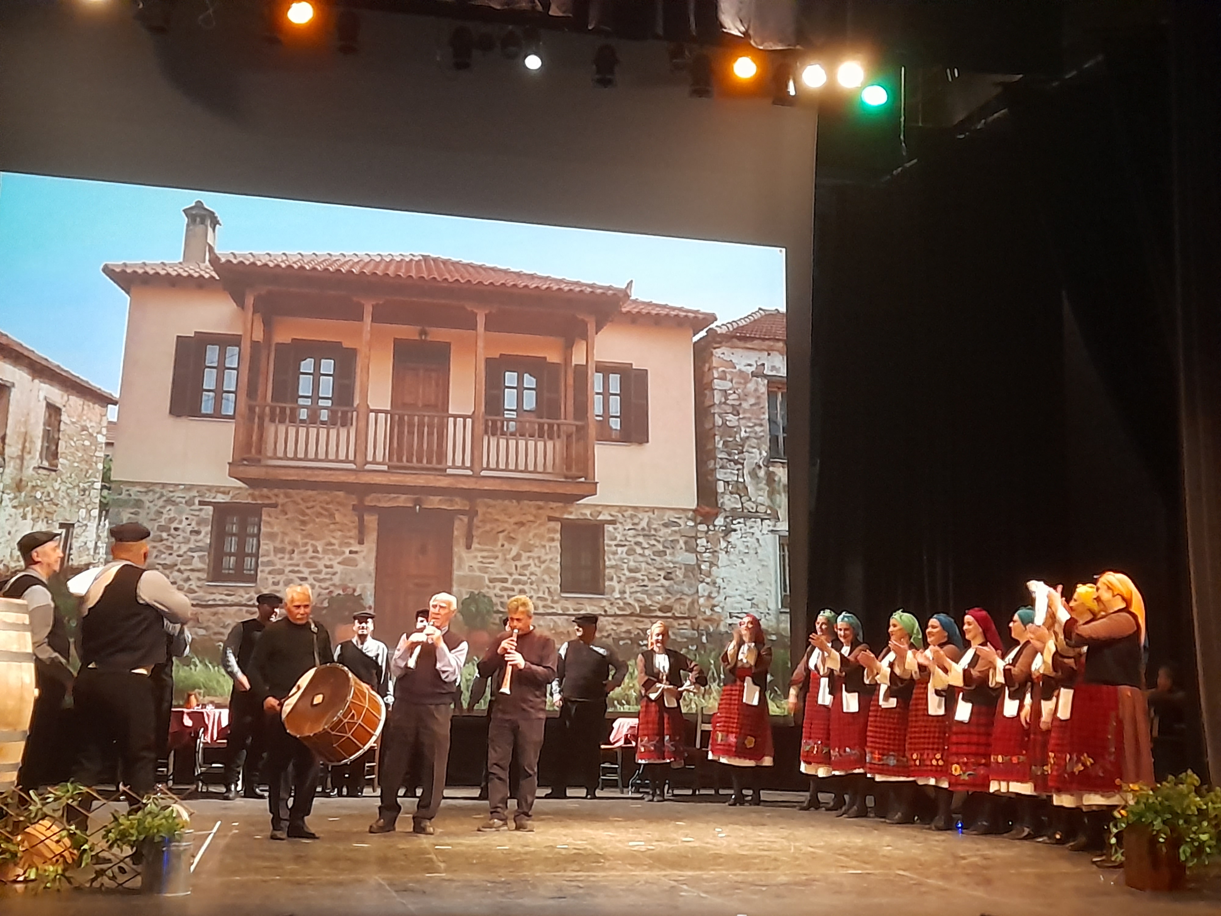 «ΑΜΠΕΛΟ…ΦΩΣ» ΕΝΑ ΟΜΟΡΦΟ ΤΑΞΙΔΙ ΣΤΗΝ ΠΑΡΑΔΟΣΗ ΑΠΟ ΤΟ ΛΥΚΕΙΟ ΤΩΝ ΕΛΛΗΝΙΔΩΝ ΣΕΡΡΩΝ