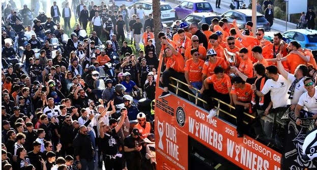 ΓΙΟΡΤΑΣΑΝ ΣΤΟ ΗΡΑΚΛΕΙΟ ΤΗΝ ΚΑΤΑΚΤΗΣΗ ΤΟΥ ΚΥΠΕΛΛΟΥ ΕΛΛΑΔΑΣ ΑΠΟ ΤΟΝ ΟΦΗ