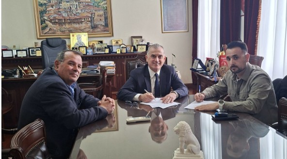 ΥΠΟΓΡΑΦΗ ΣΥΜΒΑΣΗΣ ΓΙΑ ΣΥΝΤΗΡΗΣΗ – ΕΠΙΣΚΕΥΗ ΟΔΟΣΤΡΩΜΑΑΤΩΝ ΕΘΝΙΚΟΥ ΚΑΙ ΕΠΑΡΧΙΑΚΟΥ ΟΔΙΚΟΥ ΔΙΚΤΥΟΥ ΣΤΗΝ ΠΕ ΣΕΡΡΩΝ