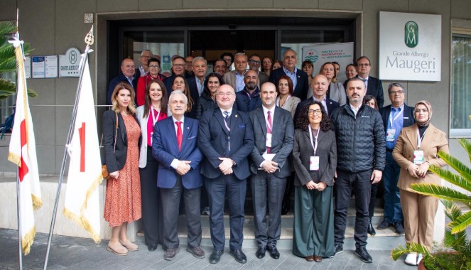 Ο ΠΡΟΕΔΡΟΣ ΤΟΥ ΕΛΛΗΝΙΚΟΥ ΕΡΥΘΡΟΥ ΣΤΑΥΡΟΥ Dr. ΑΝΤΩΝΙΟΣ ΑΥΓΕΡΙΝΟΣΣΥΜΜΕΤΕΙΧΕ ΣΤΗ ΜΕΣΟΓΕΙΑΑΚΗ ΣΥΝΑΝΤΗΣΗ ΗΓΕΣΙΑΣ ΕΡΥΘΡΟΥ ΣΤΑΥΡΟΥ ΚΑΙ ΕΡΥΘΡΑΣ ΗΜΙΣΕΛΗΝΟΥ