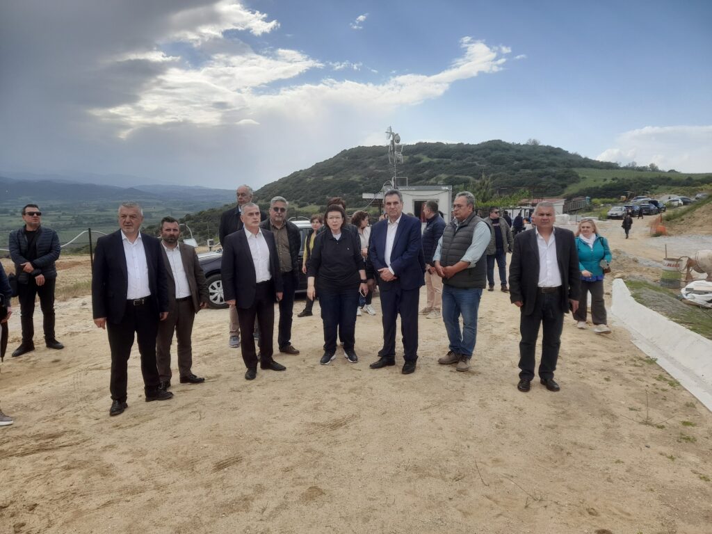 Η ΥΠΟΥΡΓΟΣ ΠΟΛΙΤΙΣΜΟΥ ΛΙΝΑ ΜΕΝΔΩΝΗ ΠΡΑΓΜΑΤΟΠΟΙΗΣΕ ΑΥΤΟΨΙΑ ΣΤΟΝ ΤΥΜΒΟ ΚΑΣΤΑ – ΑΠΟΚΑΛΥΦΘΗΚΕ Ο ΕΠΙΒΛΗΤΙΚΟΣ ΠΕΡΙΒΟΛΟΣ ΤΟΥ ΤΥΜΒΟΥ ΣΤΗΝ ΑΜΦΙΠΟΛΗ 2 20260509 170028 kasta mendoni