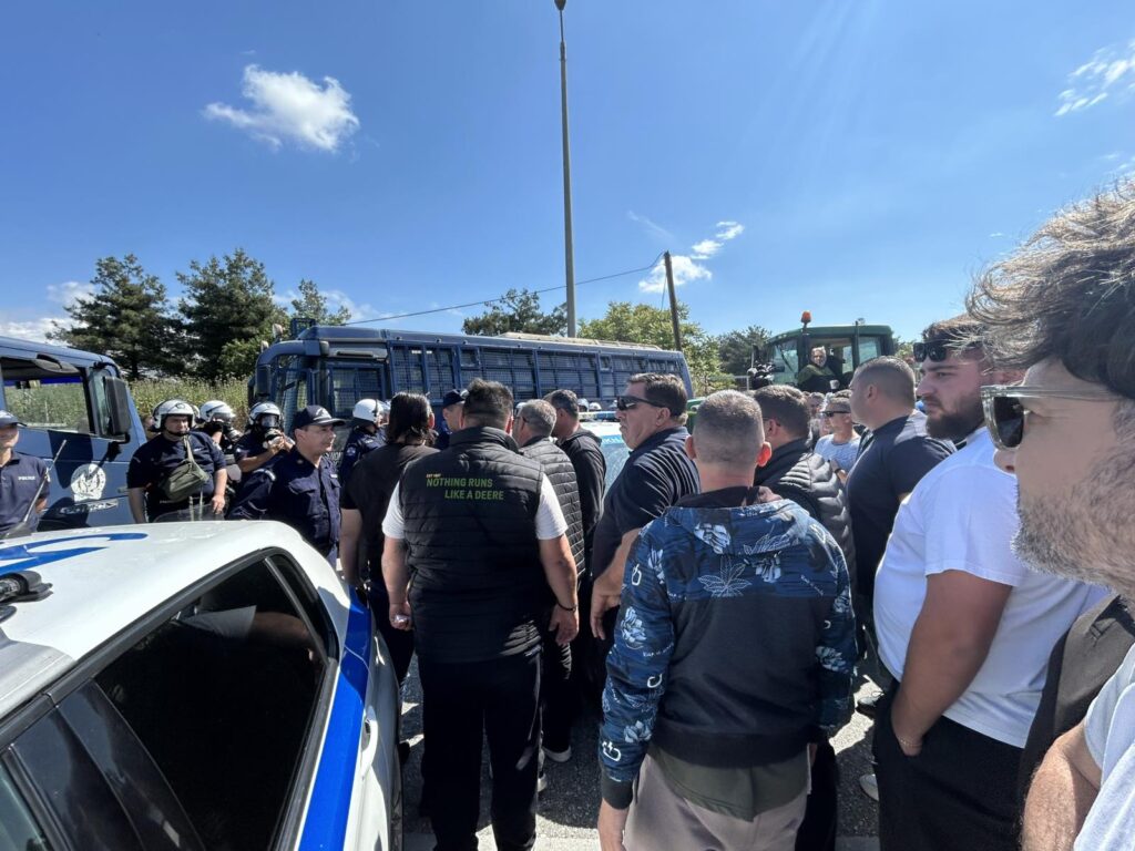 ΜΠΛΟΚΟ ΑΠΟ ΤΗΝ ΑΣΤΥΝΟΜΙΑ ΣΤΟΥΣ ΑΓΡΟΤΕΣ ΣΤΟΝ ΛΕΥΚΩΝΑ ΣΕΡΡΩΝ 3 IMG 0fad6ed6b1111 agrotes