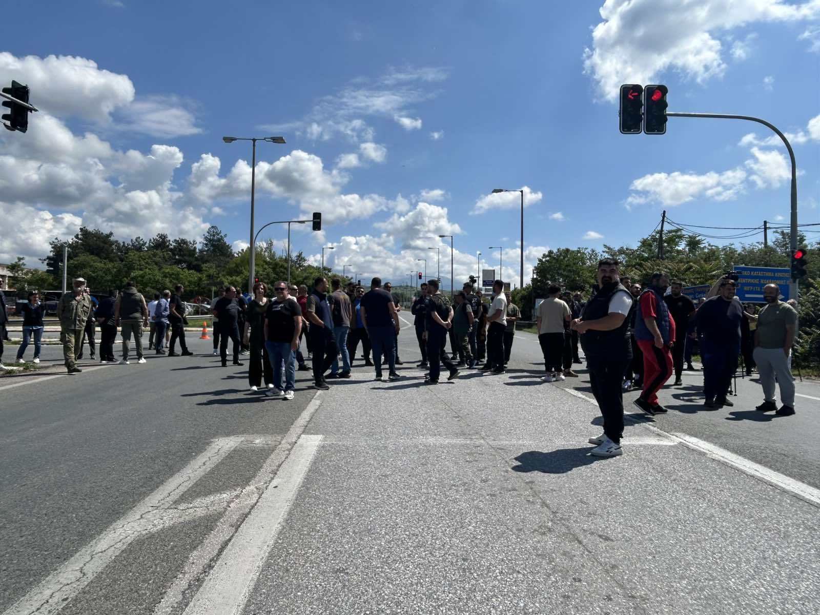 ΜΠΛΟΚΟ ΑΠΟ ΤΗΝ ΑΣΤΥΝΟΜΙΑ ΣΤΟΥΣ ΑΓΡΟΤΕΣ  ΣΤΟΝ ΛΕΥΚΩΝΑ ΣΕΡΡΩΝ