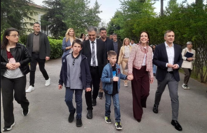 Η ΥΠΟΥΡΓΟΣ ΚΟΙΝΩΝΙΚΗΣ ΣΥΝΟΧΗΣ ΚΑΙ ΟΙΚΟΓΕΝΕΙΑΣ ΔΟΜΝΑ ΜΙΧΑΗΛΙΔΟΥ ΒΡΕΘΗΚΕ ΣΤΙΣ ΣΕΡΡΕΣ
